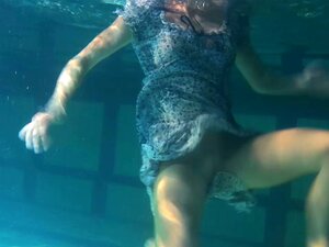 Hot Soroka nimmt ihr kurzes Kleid unter Wasser und enthüllt ihren nackten Körper